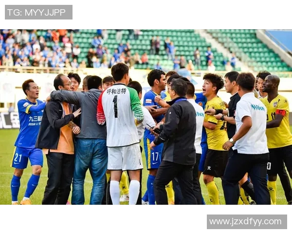 足球明星赛后送出比赛裤子引发球迷热议展现运动员人性化一面 足球明星赛后送出比赛裤子引发球迷热议展现运动员人性化一面